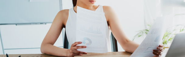 Panoramaaufnahme einer jungen lateinamerikanischen Geschäftsfrau mit Papieren im Büro - Foto, Bild