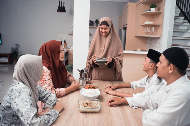 mother muslim serving food for family - Φωτογραφία, εικόνα