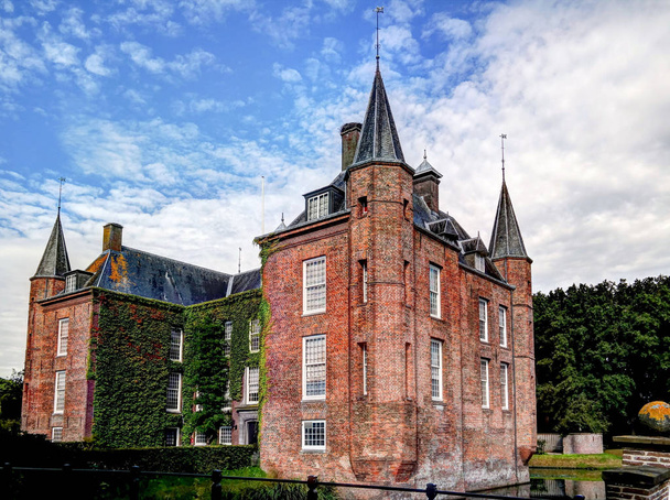 Külső kilátás a Zuylen kastély homlokzatára, Utrecht, Hollandia - Fotó, kép