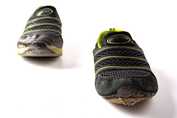 paire de chaussures de sport cassées sur fond blanc
 - Photo, image