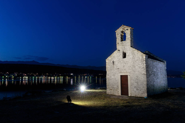 Маленькая церковь Святого Духа на острове. Голубой час фото
. - Фото, изображение