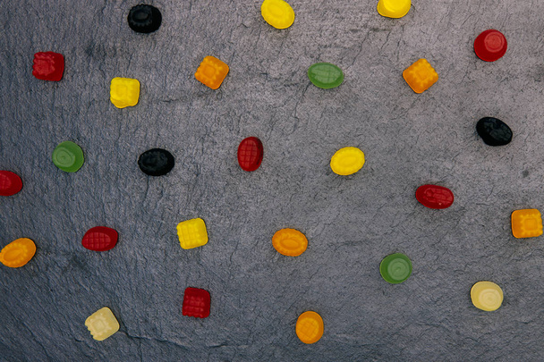 Doces doces no fundo escuro abstrato comida mínima vista superior
 - Foto, Imagem