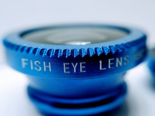 Мобильный объектив глаза рыбы камеры на белом фоне
 - Фото, изображение