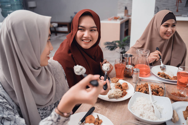 asian muslim family iftar dinner together - Zdjęcie, obraz