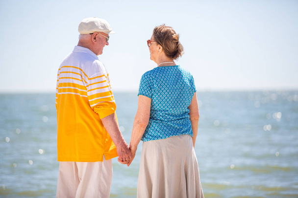 Sahilde Birlikte Yürüyen Yaşlı Çift - Fotoğraf, Görsel