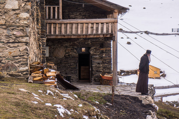 ortodoxní kněz před kaplí Ushguli - Fotografie, Obrázek