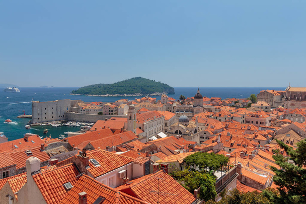 Scène estivale de la vieille ville de Dubrovnik église St. Blaise, cathédrale et fort St. John vue de la visite murale
.  - Photo, image