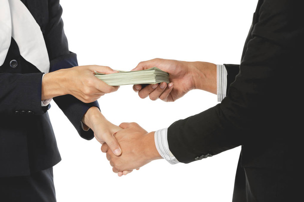 Επιχειρηματίες που κάνουν χειραψία με τα χρήματα στα χέρια - Φωτογραφία, εικόνα