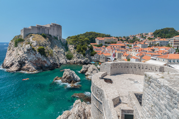 Scène estivale de la forteresse Saint-Laurent (Lovrijenac) et de la vieille ville de Dubrovnik vue du mur tou
 - Photo, image