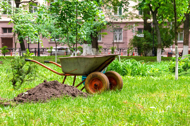 brouette de jardin pour le transport du sol dans la banlieue
. - Photo, image