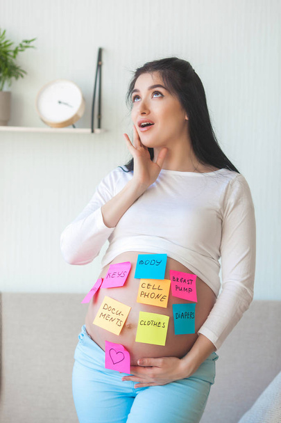 barriga da jovem grávida com notas
 - Foto, Imagem