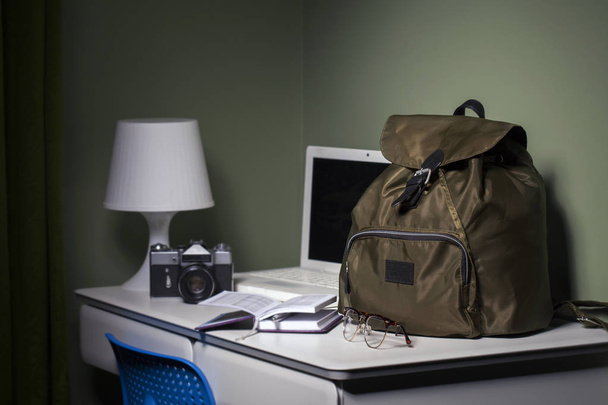 Стильний міський рюкзак хакі - Фото, зображення