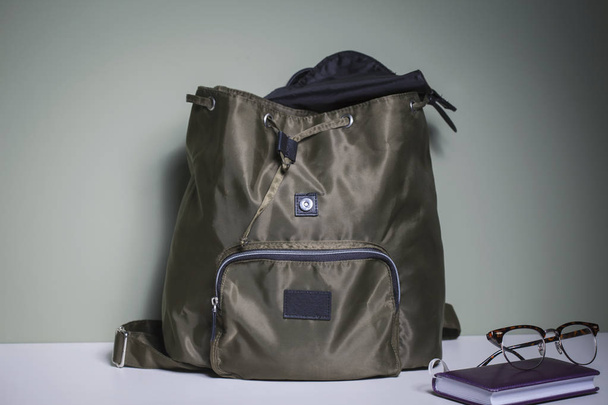 Стильний міський рюкзак хакі - Фото, зображення