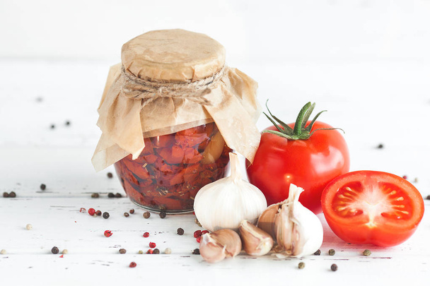 Kavanozdaki domatesler. Ev yapımı kurutulmuş domates. Geçici kapanma. Yaz ve sonbahar konserve yiyecekler. Baharat ve sebzelerle koru.. - Fotoğraf, Görsel