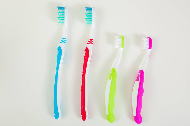 Tandenborstels op neutrale achtergrond. Familie hygiëne concept.  - Foto, afbeelding