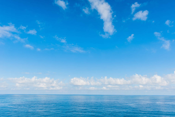 Тихий океан-вид на красиве небо з ясним синім морем - Фото, зображення