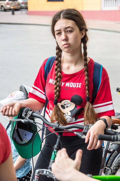 Odesa city, Ukraine, May 19, 2019. The event "bicycle day". Bicyclists, adults and children, their portraits. Riding people on sports bikes. Congratulations to the winners on stage. Streets and park. Outdoors. - Foto, imagen