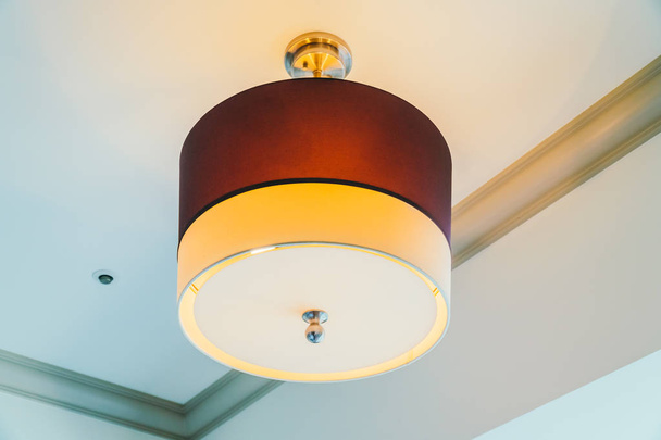 Bella lampada a soffitto decorazione interna della camera da letto dell'hotel
 - Foto, immagini