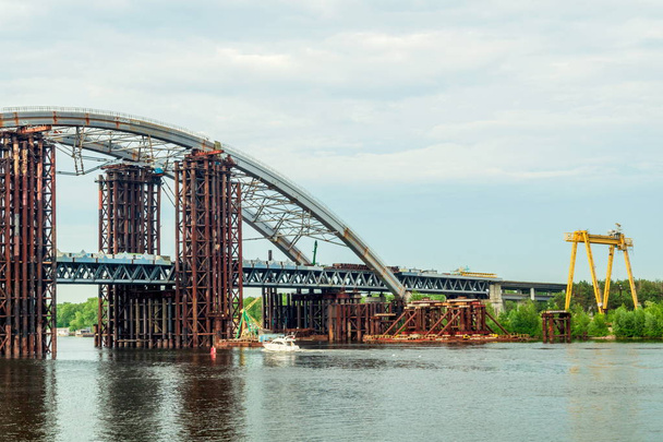 Μεγάλη γέφυρα υπό κατασκευή σε ολόκληρο τον ποταμό Δνείπερο στο Κίεβο Ουκρανία - Φωτογραφία, εικόνα
