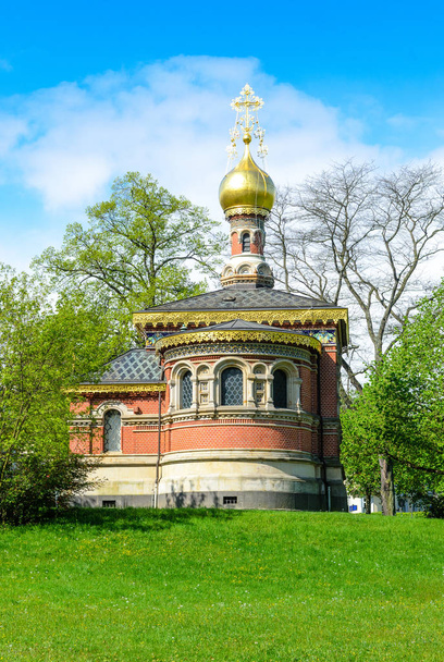Hermosa iglesia ortodoxa rusa en Kurpark Bad Homburg. La primera piedra construida por el último emperador Nikolai II. Hessen, Alemania
 - Foto, Imagen