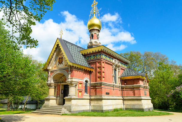 Hermosa iglesia ortodoxa rusa en Kurpark Bad Homburg. La primera piedra construida por el último emperador Nikolai II. Hessen, Alemania
 - Foto, imagen