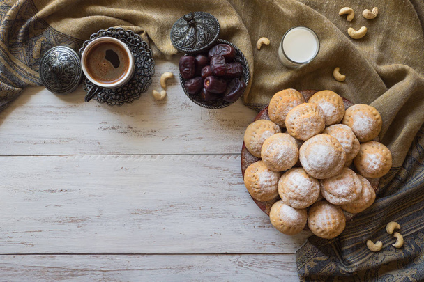 Sušenky islámského svátku El Fitr. Ramadan sladkosti. Egyptské sušenky "kahk El EID"  - Fotografie, Obrázek