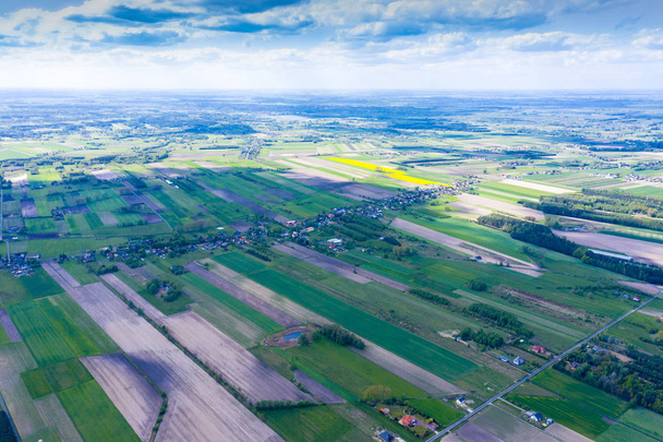 Foto aerea vista dal drone volante di campi prima del raccolto a
  - Foto, immagini