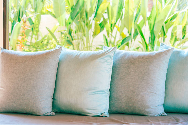 Travesseiro no sofá cadeira decoração pátio ao ar livre com vista para o jardim para relaxar e lazer
 - Foto, Imagem