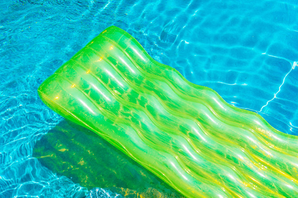 Kleurrijke zwemmen ring of rubber zweven rond zwembad water voor ontspanning ontspannen - Foto, afbeelding