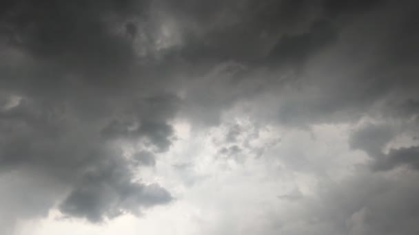 黒い雨雲が急速に空を横切って移動. - 映像、動画