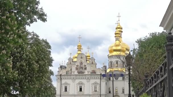 Kvetoucí kaštany poblíž katedrály Nanebevzetí Kyjevské lávry - Záběry, video