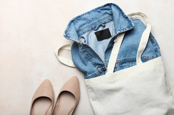  джинсовая куртка в эко-сумке и модных балетных квартирах
 - Фото, изображение