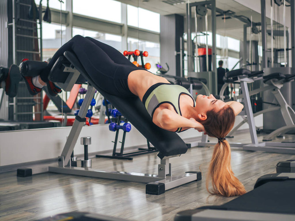 Young girl makes exercises at the gym - Foto, Imagem