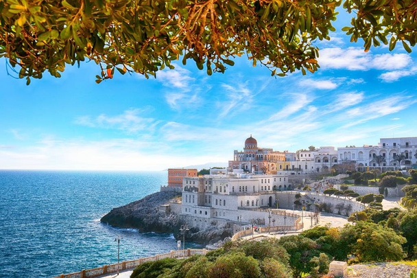 Hermosa ciudad costera en Santa Cesarea Terme en la región de Salento
 - Foto, Imagen