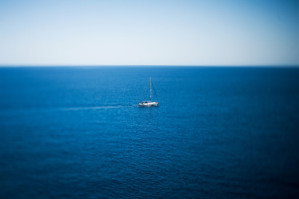 Розкішна яхта, що плаває на морі
 - Фото, зображення