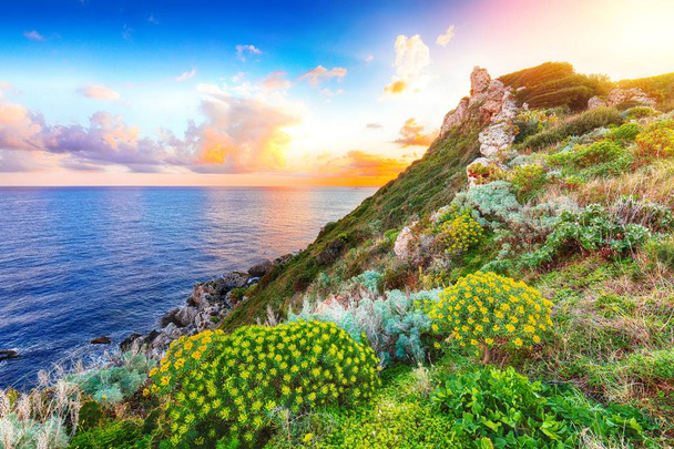 dramatischer Frühlingssonnenuntergang am Kap Milazzo mit Naturpanorama - Foto, Bild