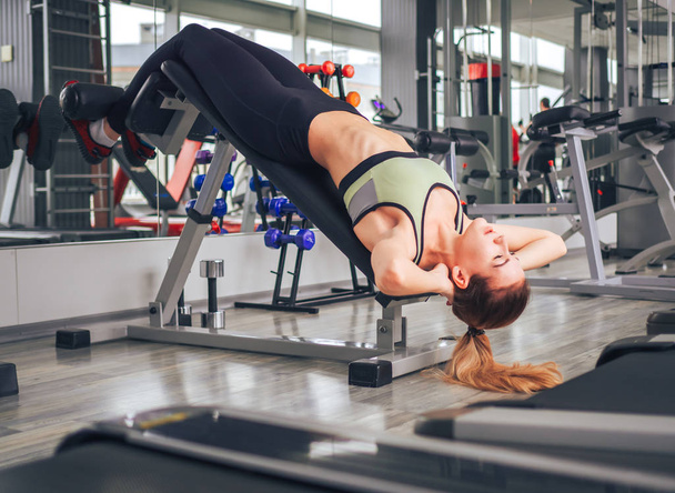 Chica joven hace ejercicios en el gimnasio
 - Foto, Imagen