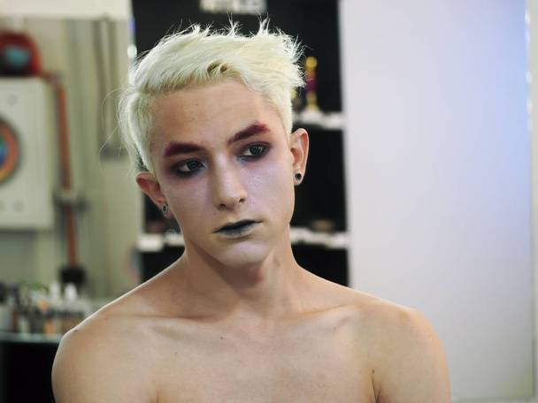Make up artist makes make-up blond male model close-up - Valokuva, kuva