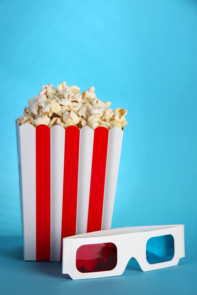 Popcorn and 3D glasses on blue background - Foto, imagen