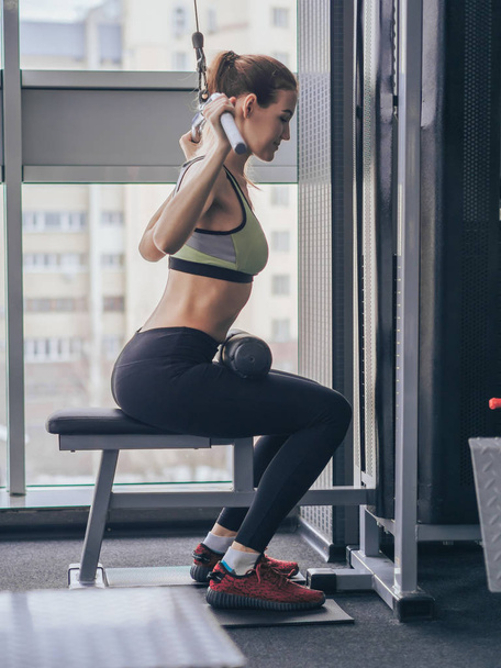 Молодая девушка делает упражнения в спортзале
 - Фото, изображение