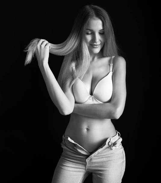 Nuori seksikäs tyttö poseeraa alusvaatteet musta ja valkoinen
 - Valokuva, kuva