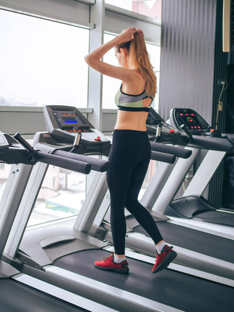 Chica joven hace ejercicios en el gimnasio
 - Foto, Imagen