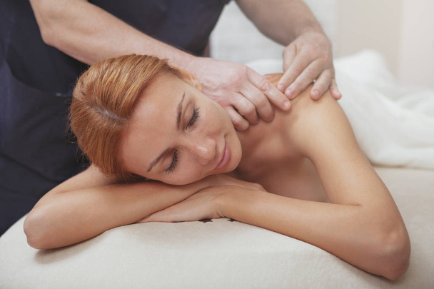 Чудова жінка насолоджується повним масажем тіла в спа-центрі
 - Фото, зображення