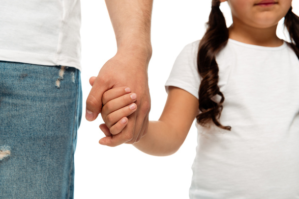 η περικομμένη όψη του πατέρα και του παιδιού που κρατούν τα χέρια απομονωμένα σε λευκό  - Φωτογραφία, εικόνα