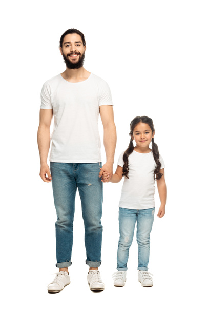 wesoły ojciec trzyma ręce z cute córki na białym tle  - Zdjęcie, obraz