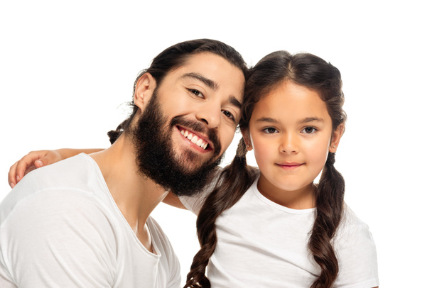 onnellinen latino isä hymyilee lähellä söpö tytär eristetty valkoinen
  - Valokuva, kuva
