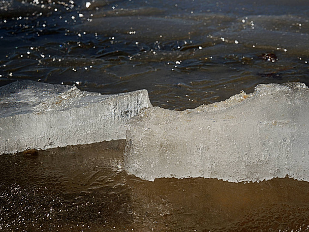 La glace flotte à la surface de l'eau de source propre. Glace scintillante
 - Photo, image