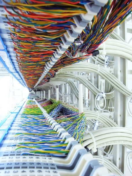 Ağ kabloları ve sunucuların bir teknoloji veri merkezindeki bir atış - Fotoğraf, Görsel