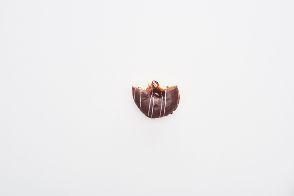 コピースペースと白い背景においしいガラス張りのチョコレートドーナツのトップビュー - 写真・画像
