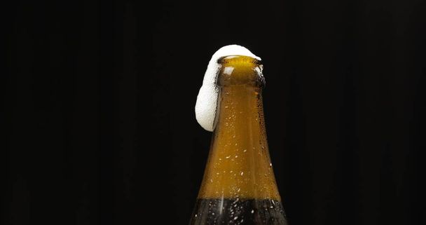 Soğuk bir aylak açtım. Siyah arka planda soğuk bira - Fotoğraf, Görsel
